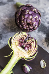 Sliced and whole purple artichoke - SARF03576