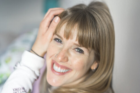 Porträt einer glücklichen jungen Frau mit Nasenpiercing - AFVF00085