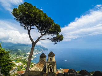 Italien, Kampanien, Amalfiküste, Ravello, Blick auf Küste und Meer mit Pinien und Kirche Chiesa dell'Annunziata - AMF05659