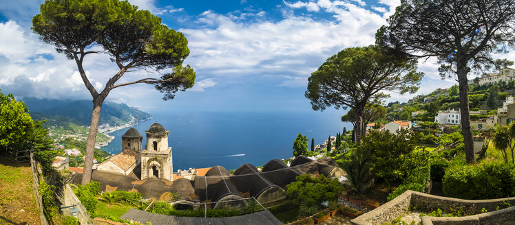 Italien, Kampanien, Amalfiküste, Ravello, Blick auf Küste und Meer mit Pinien und Kirche Chiesa dell'Annunziata - AMF05660