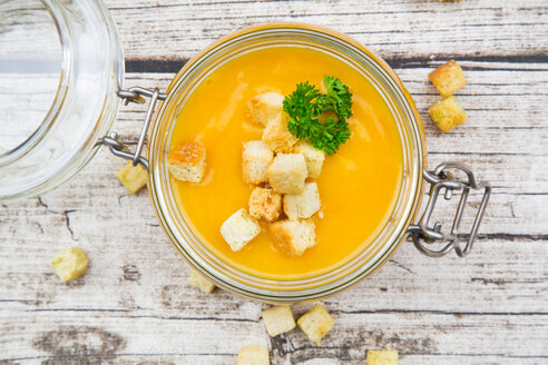 Kürbissuppe mit Croutons, garniert mit Petersilie im Glas - LVF06704