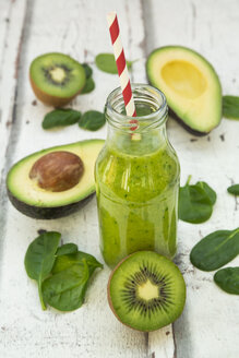 Grüner Smoothie, Entgiftung, mit Avocado, Babyspinat und Kiwi - LVF06709