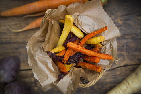 Bio-Pommes frites mit Roter Bete, Karotten und Pastinaken - LVF06710