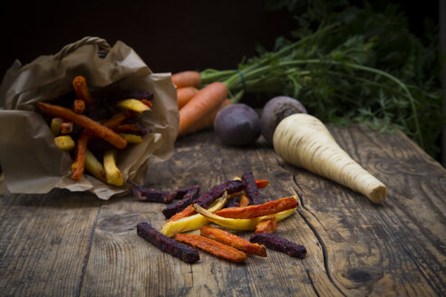 Bio-Pommes frites mit Roter Bete, Karotten und Pastinaken - LVF06713