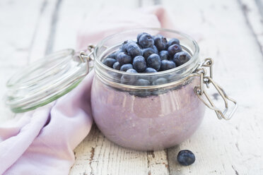 Overnight oats with blueberries in jar - LVF06716