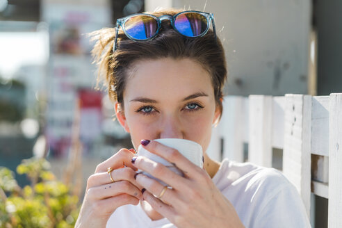 Porträt einer Frau, die eine Tasse Kaffee trinkt - AFVF00090