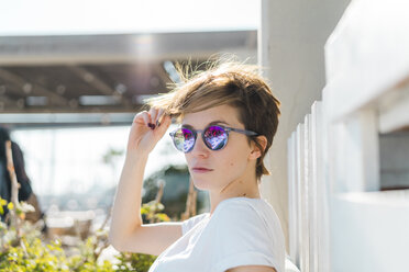 Porträt einer Frau mit verspiegelter Sonnenbrille - AFVF00091