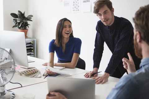 Junge Geschäftsleute diskutieren im Büro, lizenzfreies Stockfoto