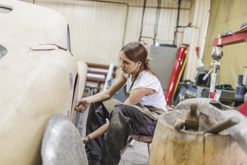 Female mechanic repairing car at repair shop - FSIF01415