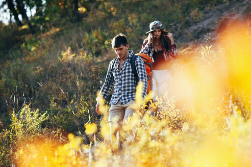 Mann und Frau wandern im Wald - FSIF01514