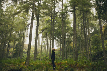 Seitenansicht einer im Wald stehenden Frau - FSIF01537