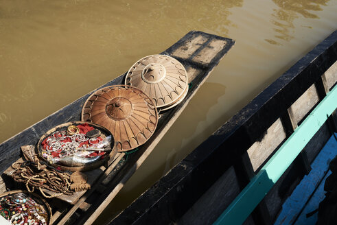 Myanmar, Inle-See, Schwimmender Markt, Boot mit Souvenirs - IGGF00418