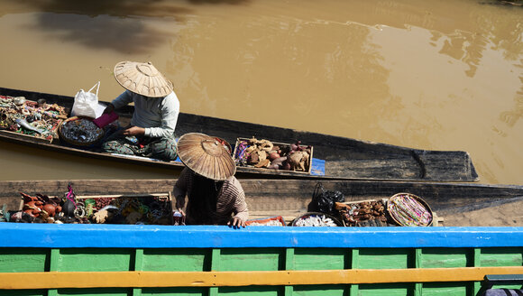 Myanmar, Inle lake, Burmese sellers - IGGF00419