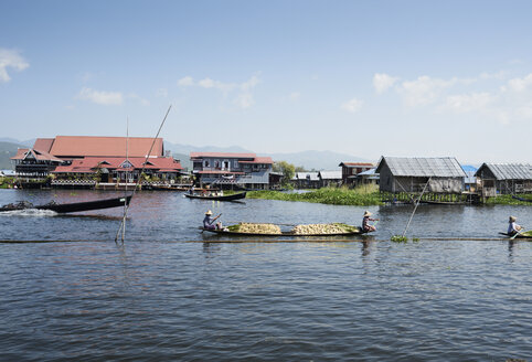 Myanmar, Inle-See, burmesische Fischerinnen beim Verkauf von Waren - IGGF00422