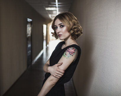 Portrait of confident young woman standing in corridor - FSIF01612