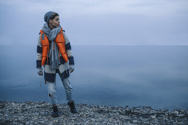 Teenager-Mädchen mit Schwimmweste am Seeufer in voller Länge - FSIF01617