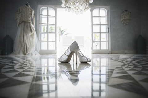 High Heels und Hochzeitskleid vor offener Tür, lizenzfreies Stockfoto