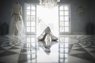 High Heels und Hochzeitskleid vor offener Tür - FSIF01626