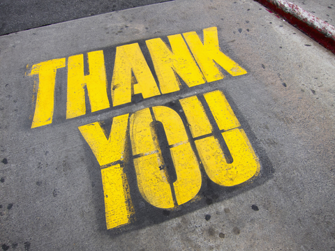 Hohe Winkel Ansicht der gelben Dankeschön Text auf der Straße, lizenzfreies Stockfoto