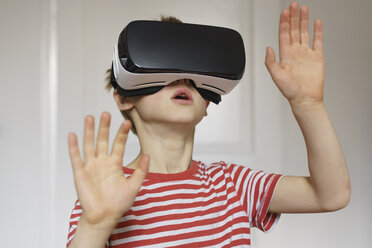 Junge spielt Virtual-Reality-Spiel zu Hause - FSIF01638