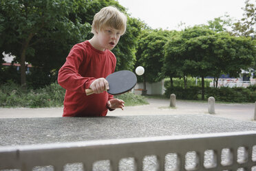 Behinderter Junge spielt Tischtennis im Park - FSIF01644