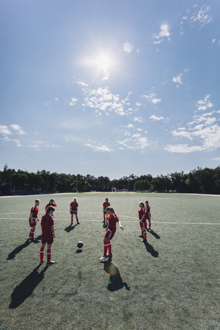 Hohe Winkel Ansicht der Mannschaft spielen Fußball auf Feld bei sonnigem Tag, lizenzfreies Stockfoto