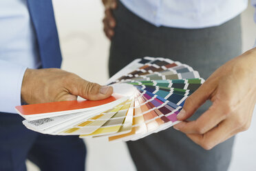Mittelteil von Geschäftsleuten, die im Kreativbüro Farbmuster auswählen - FSIF01786