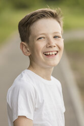 Porträt eines fröhlichen Jungen im Park - FSIF01827