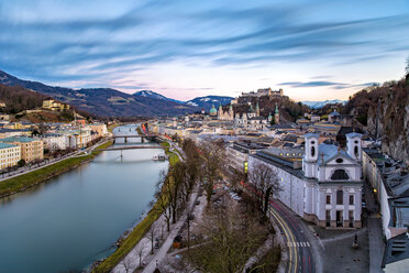 Österreich, Land Salzburg, Salzburg, Altstadt, Fluss Salzach und Burg Hohensalzburg - YRF00205