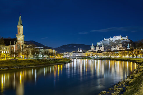 Österreich, Bundesland Salzburg, Salzburg, Altstadt, Fluss Salzach, Burg Hohensalzburg und Christuskirche bei Nacht - YRF00207