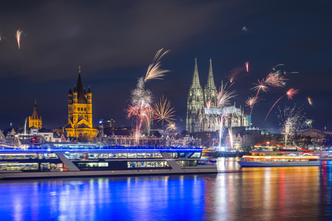 Deutschland, Nordrhein-Westfalen, Köln, Rathaus, Groß Sankt Martin und Kölner Dom, Silvesternacht, lizenzfreies Stockfoto