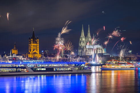 Germany, North Rhine-Westphalia, Cologne, Townhall, Gross Sankt Martin and Cologne Cathedral, New Year's Eve - WGF01166