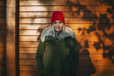 Portrait of confident beautiful woman standing against wall - FSIF01851