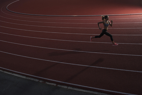 Hohe Winkel Ansicht der jungen weiblichen Athleten läuft auf Rennstrecke, lizenzfreies Stockfoto