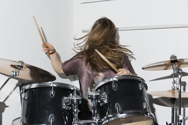 Young woman playing drums - FSIF01923