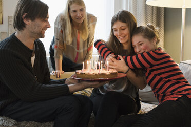 Eine glückliche Familie feiert einen Geburtstag zu Hause - FSIF01929