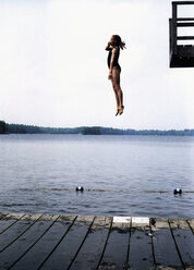 Ein Mädchen springt in einen See - FSIF02003