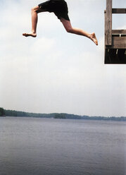 Eine Person, die von einer Plattform in einen See springt - FSIF02004