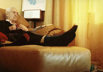 Ein alter Mann entspannt sich auf der Couch - FSIF02009
