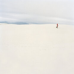 Santa Claus walking in the desert, New Mexico, USA - FSIF02025