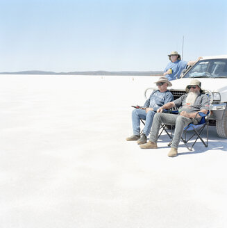 Drei Männer und ein Auto in einer Wüste - FSIF02055