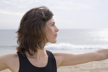Frau übt Yoga am Strand - FSIF02061