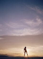 Silhouette einer Frau bei Sonnenuntergang - FSIF02064