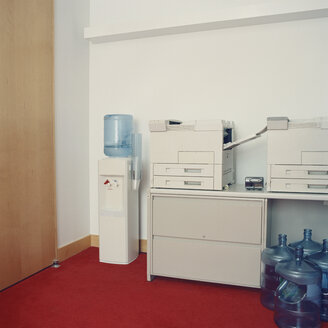 Fotokopiergeräte neben dem Wasserspender im Büro - FSIF02094