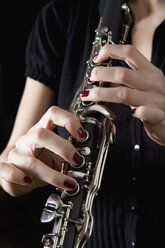 Frau spielt eine Klarinette - FSIF02110