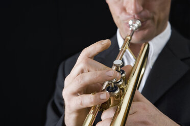 Mann spielt Trompete - FSIF02111