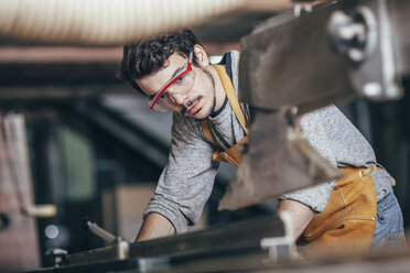 Tischler mit Tischsäge in der Werkstatt - FSIF02250