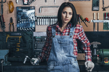 Portrait of female mechanic standing at workshop - FSIF02270