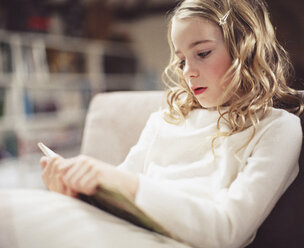 Young girl reading a book - FSIF02331