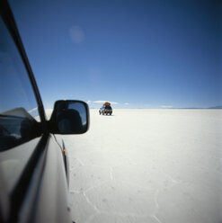 SUV's driving across salt flat, Salar de Uyuni, Bolivia - FSIF02351